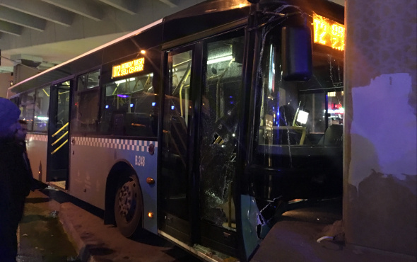 Mecidiyeköy'de halk otobüsü köprü ayağına çarptı!