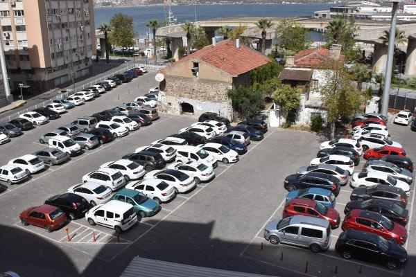 Fırtına beklenen İzmir'de kapalı otoparklar doldu  