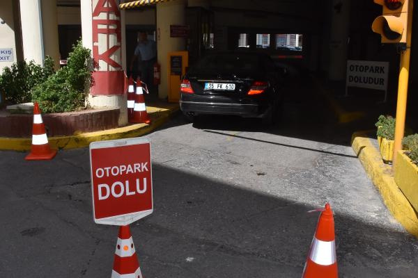 Fırtına beklenen İzmir'de kapalı otoparklar doldu  