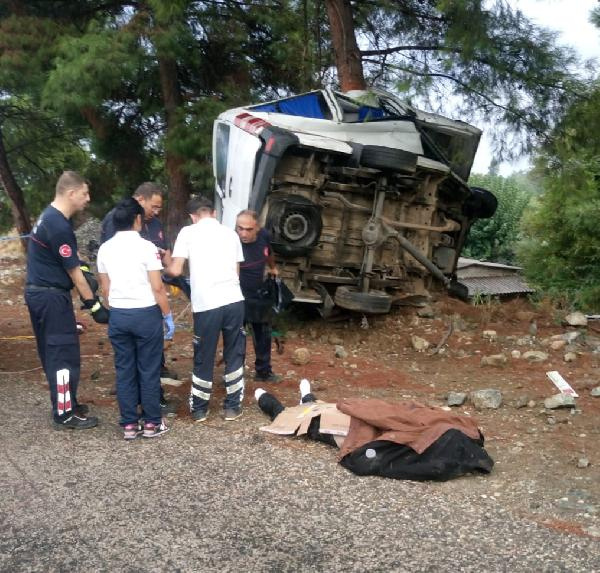Antalya'da tur minibüsü devrildi: Çok sayıda ölü ve yaralı var!