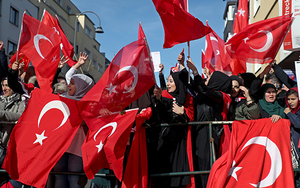Avrupa'da yaşayan Türkler Erdoğan’ı karşılamak için Köln’e akın etti