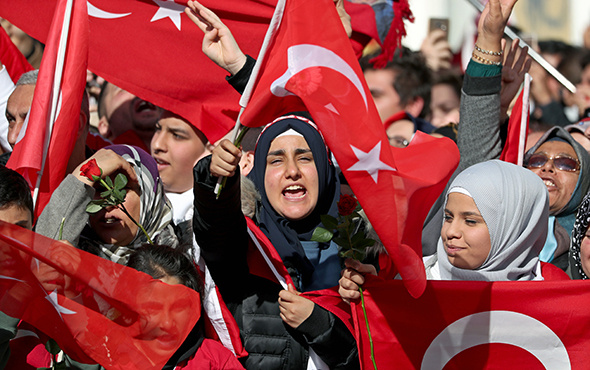 Avrupa'da yaşayan Türkler Erdoğan’ı karşılamak için Köln’e akın etti