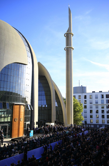 Avrupa'nın en büyük camisi Köln'de açıldı