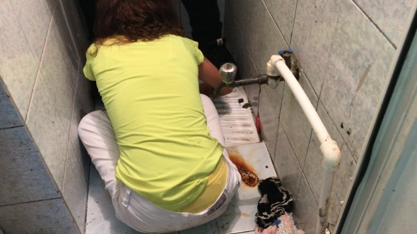 'Topal Demet' tuvalette kıskıvrak yakalandı