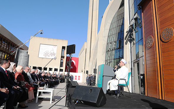 Diyanet İşleri Başkanı Erbaş, Köln'deki cami açılışında dua etti