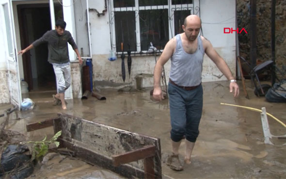 Beykoz'da su baskını! Eşini ve çocuğunu tavanı delerek kurtardı