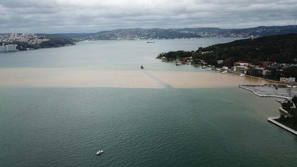 İstanbul boğazı çamura bulandı deniz ikiye ayrıldı ilginç görüntü