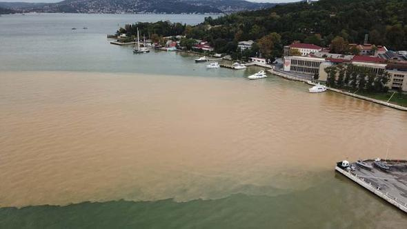 İstanbul boğazı çamura bulandı deniz ikiye ayrıldı ilginç görüntü
