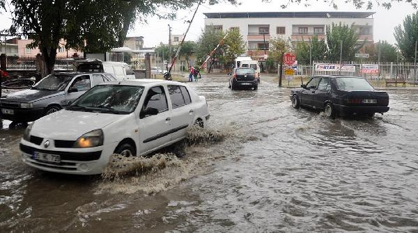 Sağanak yağmur Manisa'da hayatı felç etti