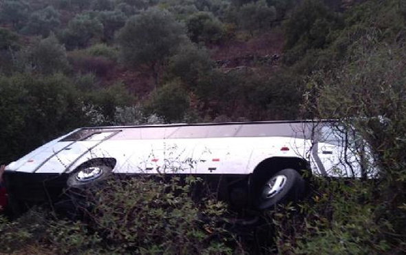 Aydın’da futbolcuları taşıyan otobüs devrildi