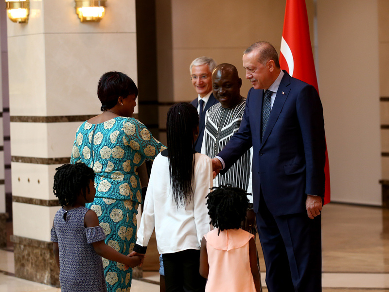Erdoğan Burkina Faso Büyükelçisi'nin kızını kucağına alıp sevdi renkli kareler