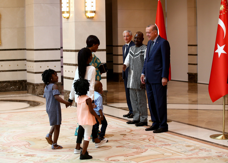 Erdoğan Burkina Faso Büyükelçisi'nin kızını kucağına alıp sevdi renkli kareler