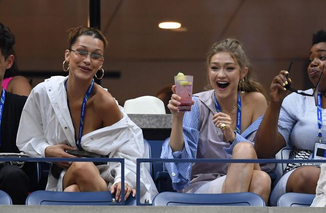 Gigi ve Bella Hadid tribünü podyuma çevirdi