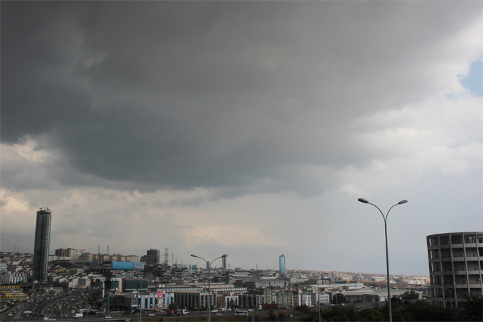 İstanbul'da hava kapkara Beylikdüzü ve Esenyurt 'ta gündüz geceye döndü