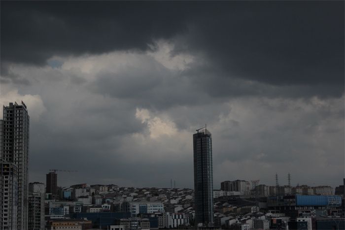 İstanbul'da hava kapkara Beylikdüzü ve Esenyurt 'ta gündüz geceye döndü