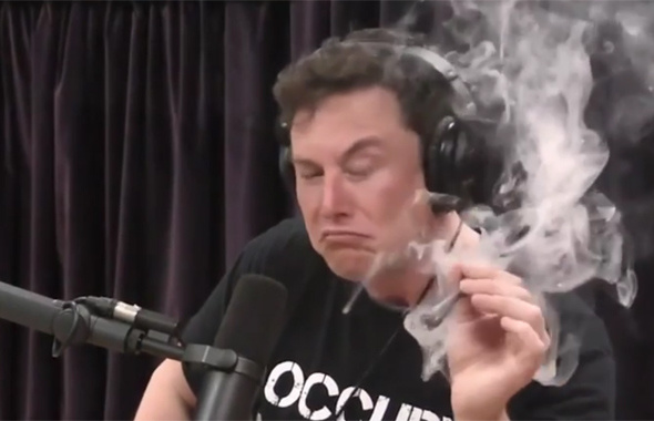 Elon Musk canlı yayında esrar ve viski içti o video internete düştü