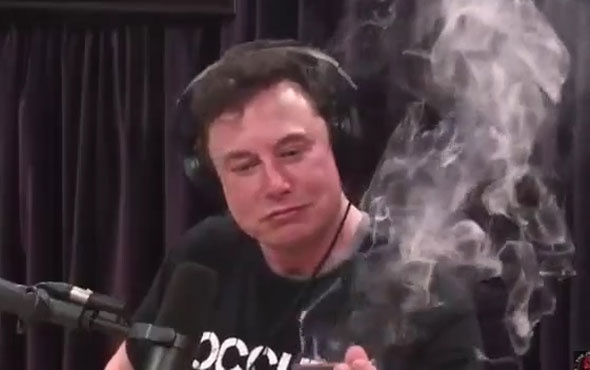 Elon Musk, canlı yayın sırasında esrar ve viski içti!