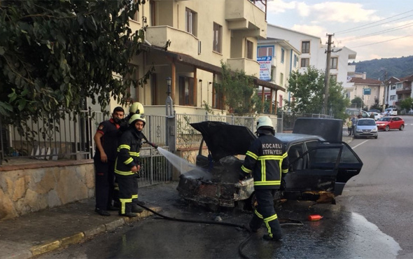 Kocaeli'nde seyir halindeki otomobil yandı