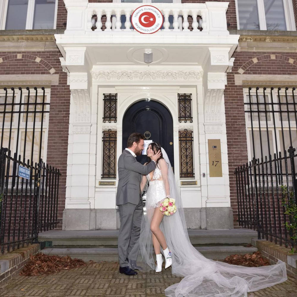Yılın son magazin bombası! Sinan Akçıl ile Burcu Kıratlı evlendi