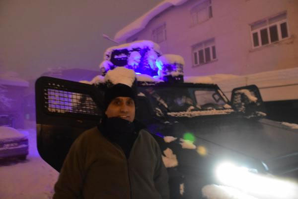 Polis zırhlı araçtan Kürtçe şarkı çaldı gençler oynadı
