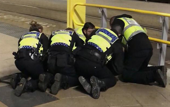 İngiltere'de tren istasyonunda saldırı: Yaralılar var!