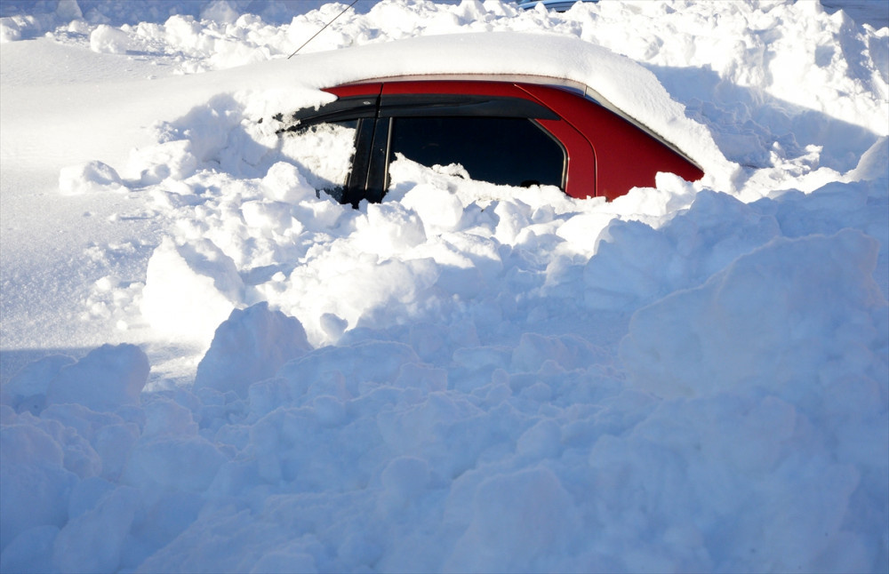Bitlis'de 2 metre kar yağdı ev ve araçlar kara gömüldü
