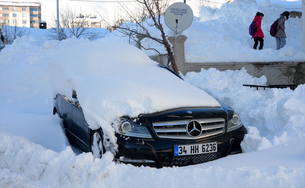 Bitlis'de 2 metre kar yağdı ev ve araçlar kara gömüldü