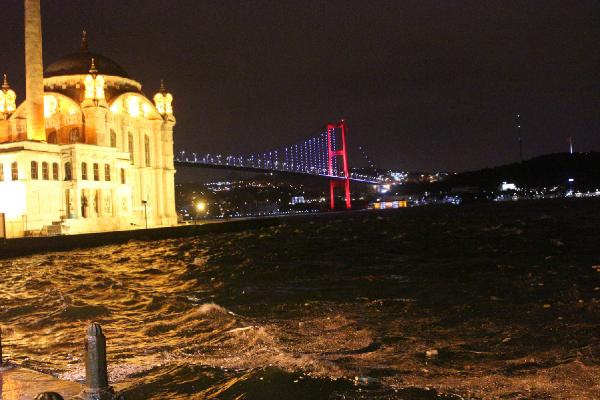 İstanbul'da şiddetli lodos! Bazı seferler iptal edildi