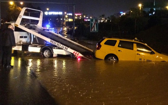 İzmir’de sağanak yağış hayatı olumsuz etkiledi