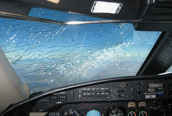 Havada panik uçağın kokpit camı havadayken çatladı