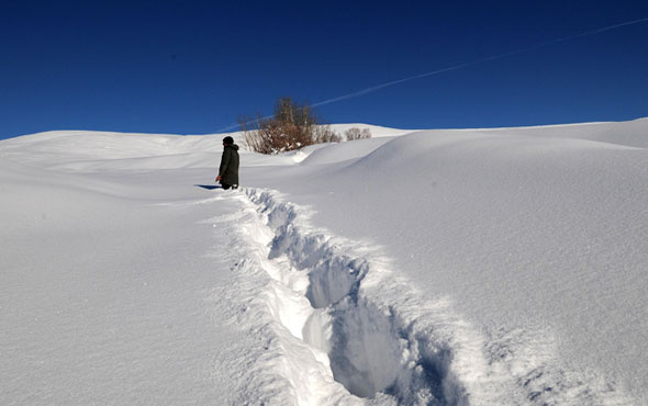Bingöl'ün Karlıova ilçesinde bir metre kar yağdı okullar 12 gün tatil edildi