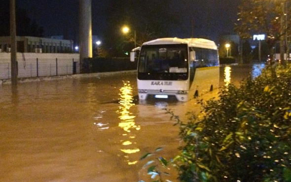 İzmir sağanak yağışa teslim oldu