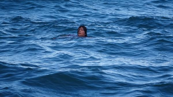 Denize düşen hemşireyi, dalış timi komutanı kurtardı