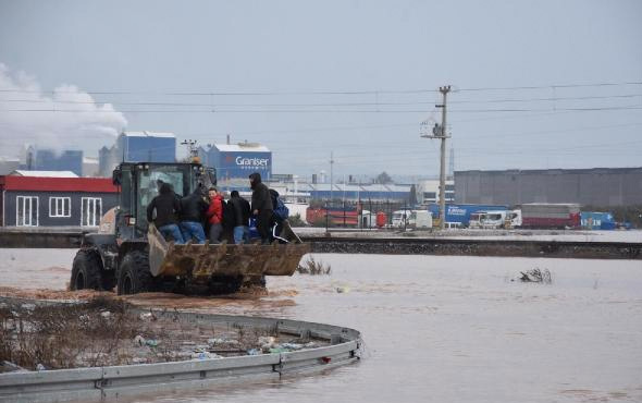 Akhisar'da dere taştı; İstanbul-İzmir yolu su altında kaldı