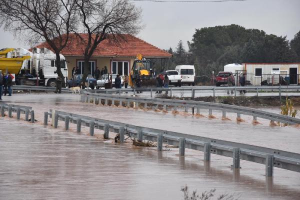 Akhisar'da dere taştı; İstanbul-İzmir yolu su altında kaldı