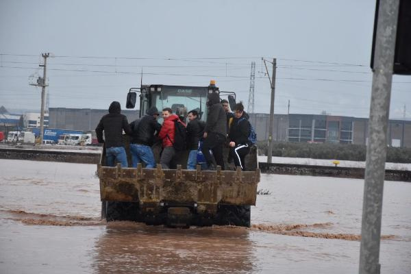 Akhisar'da dere taştı; İstanbul-İzmir yolu su altında kaldı