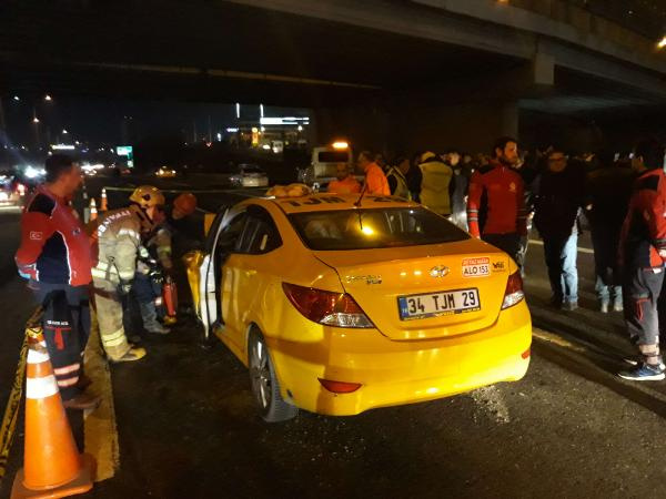 İstanbul'da feci kaza: Taksici hayatını kaybetti!