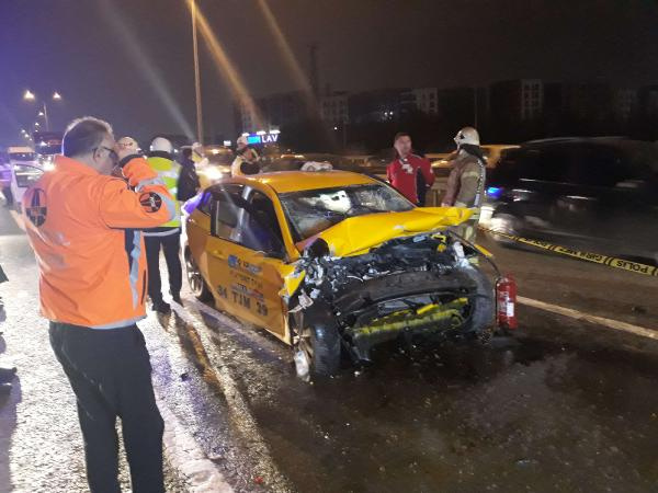 İstanbul'da feci kaza: Taksici hayatını kaybetti!