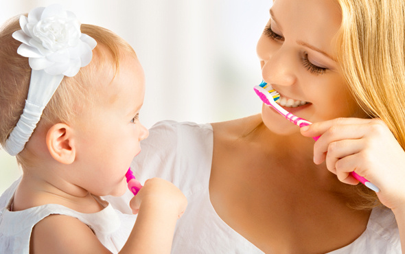 Bebeklerde diş fırçalama ne zaman başlar günde kaç kere diş fırçalanmalı