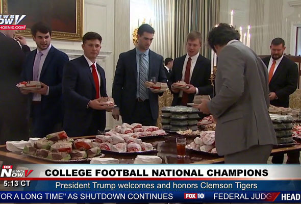Trump’tan misafirlerine büyük ayıp pizza ve hamburger yedirdi