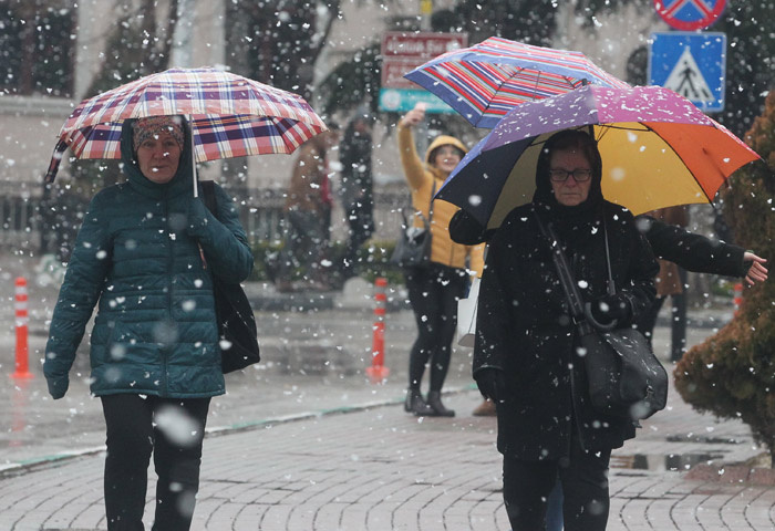 Bugün kar yağışı var asıl yarın bastıracak meteoroloji yeni uyarılar geçti