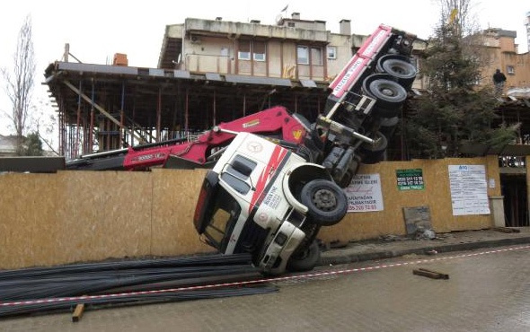 Kadıköy'de vinç devrildi, operatör yara almadan kurtuldu