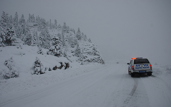 Kar esareti... 250 yol kapalı, 20 köy elektriksiz  kaldı