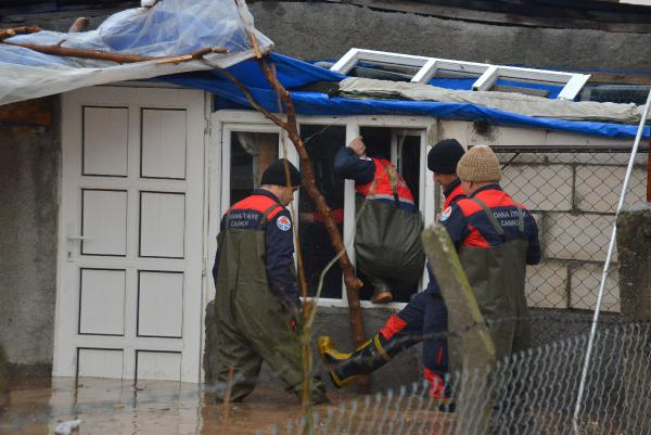 Adana'da sel baskını evleri su bastı vatandaşlara uyarı yapılıyor