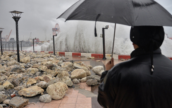 Mersin'de dev dalgalar kayaları sahile taşıdı