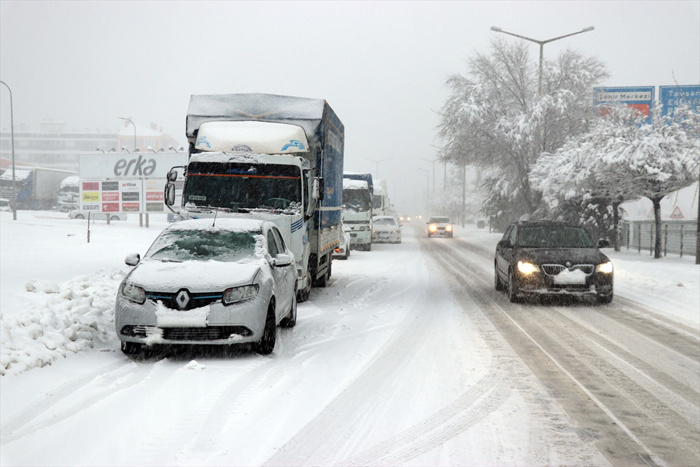 Yarım metre kar hayatı durdurdu yollar kapandı okullar tatil işte son durum
