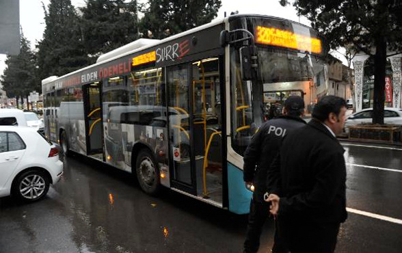 Özel halk otobüsünde taciz kavgası kadın yer değiştirince