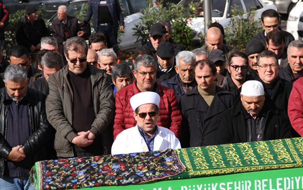 Ünlü yönetmen Orçun Benli'nin annesi gözyaşları içinde toprağa verildi