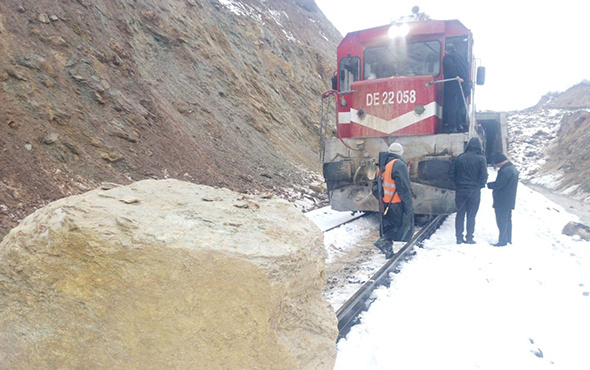 Faciadan dönüldü: Dağdan kopan dev kaya trene çarptı!