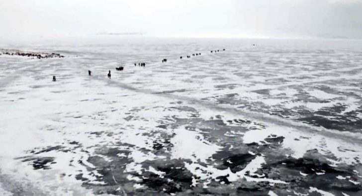 Buzla kaplanan Çıldır Gölü'nden muhteşem görüntüler